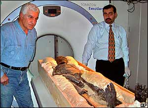 Dr Hawass next to Tutankhamun's body