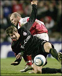 Bayern's Sebastian Deisler battles with Freddie Ljungberg