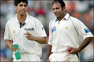 Ashish Nehra and Naved-ul-Hasan chat after the dismissal of Tendulkar