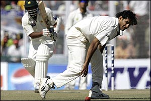 India's Irfan Pathan (r) tries to catch the ball shot by Pakistan's Yousuf Yohana (l)