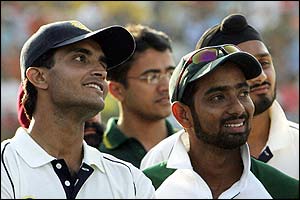 India captain Sourav Ganguly chats with Pakistan's Kamran Akmal