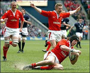 Ryan Jones scores a superbly worked try for Wales