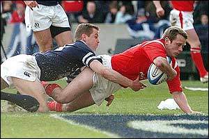 Kevin Morgan scores Wales's fourth try