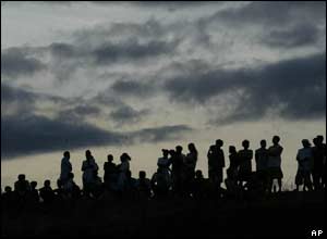 Crowd waits for developments during Manila jail standoff - 14/3/05