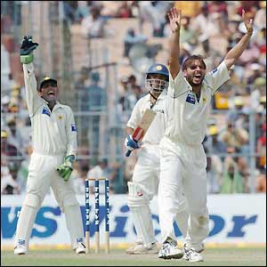 Shahid Afridi fails to claim the wicket of Rahul Dravid but gets Sehwag for 81 
