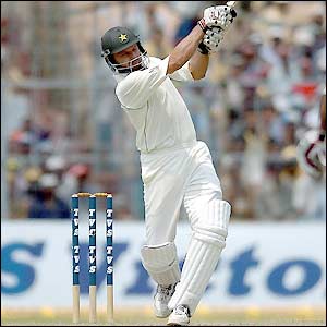 Shahid Afridi opens and scores a quickfire 29