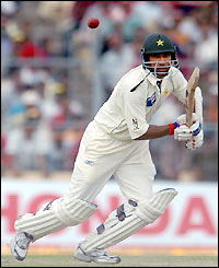 Yousuf Youhana and Younis Khan enjoy a profitable partnership