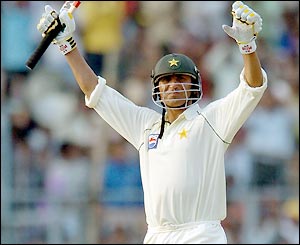 Vice-captain Younis Khan leads a spirited Pakistan recovery