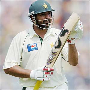 Inzamam-ul-Haq walks to the pavilion after making a quick-fire 30 