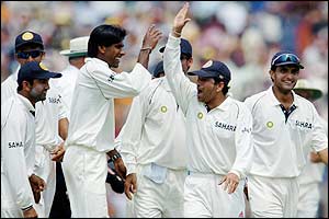 Sachin Tendulkar enjoys running out Pakistan's fifth wicket as the tourists begin to collapse