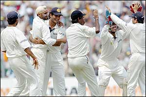 Kamran Akmal and Mohammad Sami fall to spinner Harbhajan Singh as India wrap up the Pakistan tail