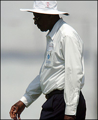 Umpire Steve Bucknor