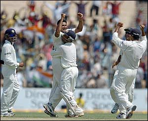 India's Anil Kumble dismisses Younis Khan with the first ball of the fifth day