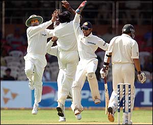  India's Lakshmipathy Balaji removes Shahid Afridi for a duck