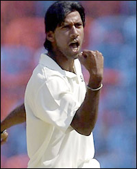 Lakshmipathy Balaji savours the wicket of Inzamam-ul-Haq