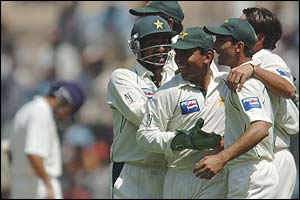 Pakistan celebrate the crucial wicket of Tendulkar