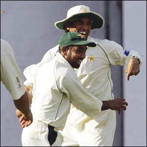 Pakistan celebrate the wicket of Dinesh Karthik 