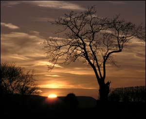 The sun setting over Hay Bluff and the Black Mountains, viewed from south Herefordshire (Bryn Thomas)