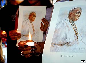 Catholics with pictures of the Pope in the Philippines