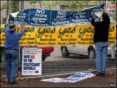 No campaigners sticking banner above yes campaigners'
