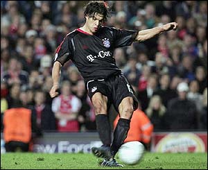Michael Ballack slots home a penalty for Bayern