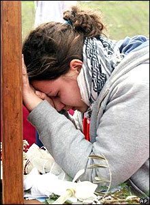 Pilgrim prays for Pope John Paul II