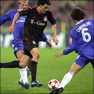 Bayern Munich's Michael Ballack takes on the Chelsea defence