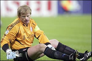 Bayern's Oliver Khan looks on as Chelsea's goal go in