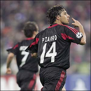 Claudio Pizarro scores for Bayern MUnich