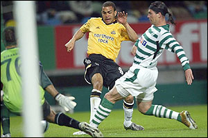 Kieron Dyer scores for Newcastle