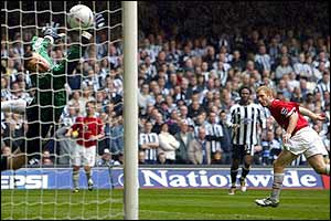 Paul Scholes doubles Manchester United's lead 