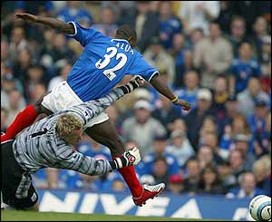 Antti Niemi fouls Lomana LuaLua