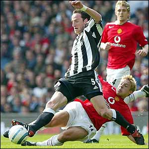 Alan Smith challenges Andy O'Brien