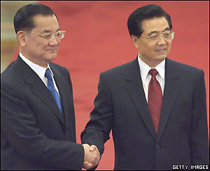Nationalist Party Chairman Lien Chan, left, poses for pictures with Chinese President Hu Jintao in Beijing, April 29, 2005. 