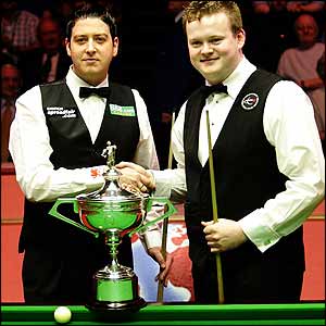 Matthew Stevens and Shaun Murphy prepare for the start of the World Championship final at The Crucible