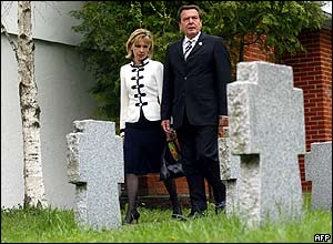 Gerhard Schroeder and his wife, Doris Schroeder-Koepf, at Moscow's Lyublino Cemetery