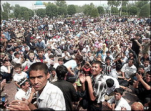 Protesters in the Uzbek town of Andijan