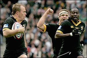 Van Gisbergen heads for the try line