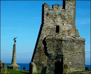 Ruins and monument at Aberystwyth, by Mike Thomas