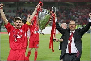 Steven Gerrard holds the trophy aloft with manager Rafael Benitez