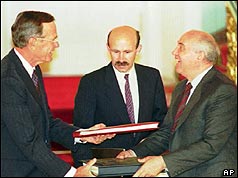 Bush and Gorbachev signing the Start treaty