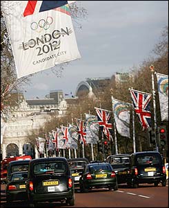 Flags fly in the Mall ahead of London's inspection visit