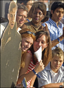 Hundreds of fans greeted the stars at the MTV movie awards