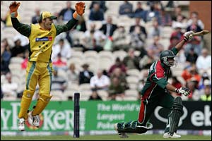 Adam Gilchrist (L) appeals behind Mashrafee Moratza