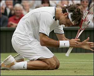 Roger Federer sinks to his knees