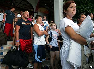 Tourists in Mexico queue for shelters