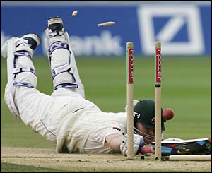 Brett Lee's despairing dive is in vain