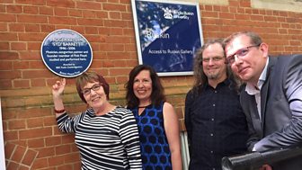 Syd's plaque is unveiled by his family