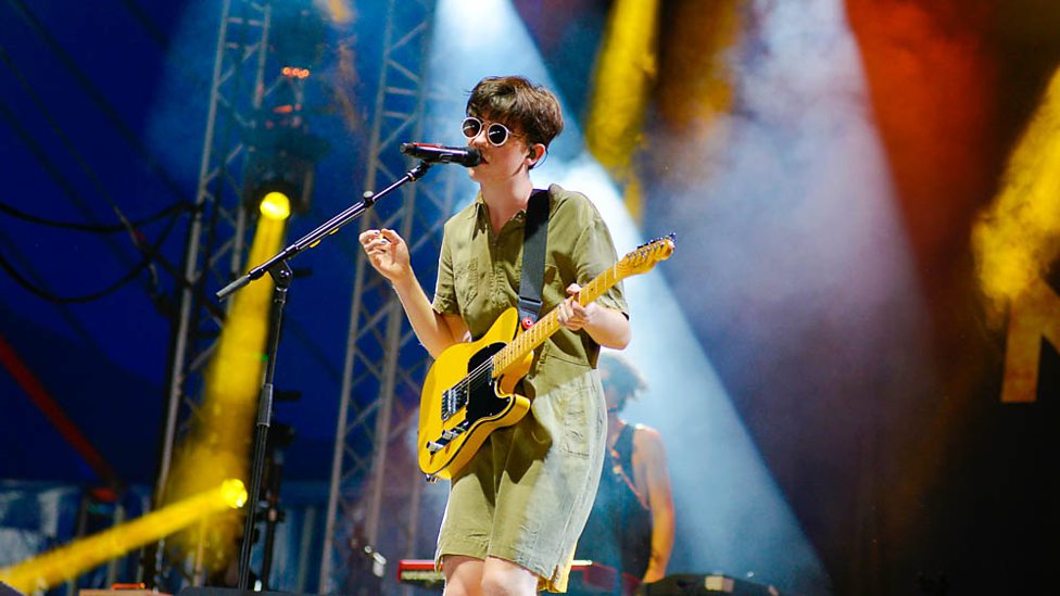 [WATCH] Declan McKenna performs Paracetamol