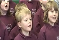 Disgyblion yn canu carolau